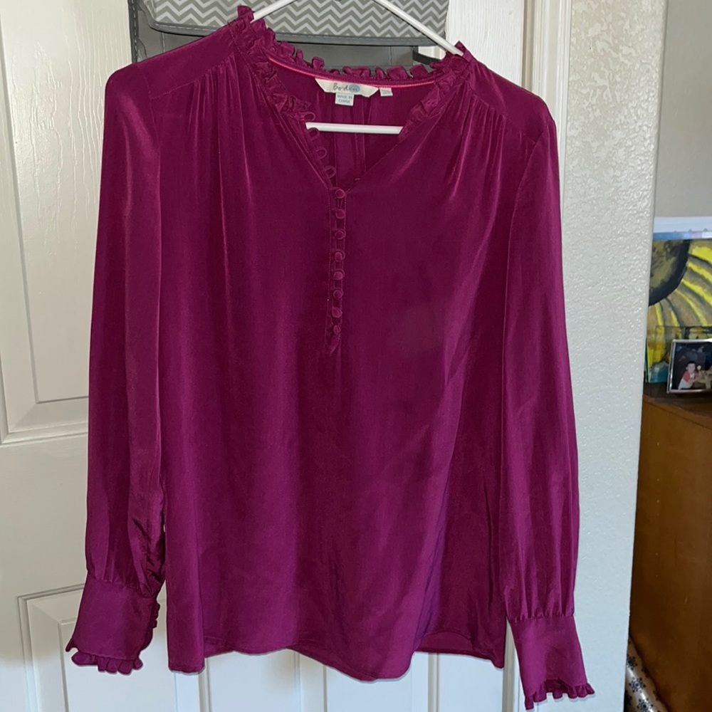 Boden  top with great bottom details
